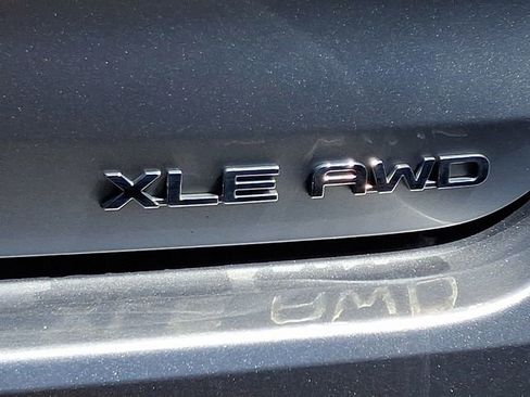 Used 2022 Toyota Highlander XLE AWD/4WD image 10