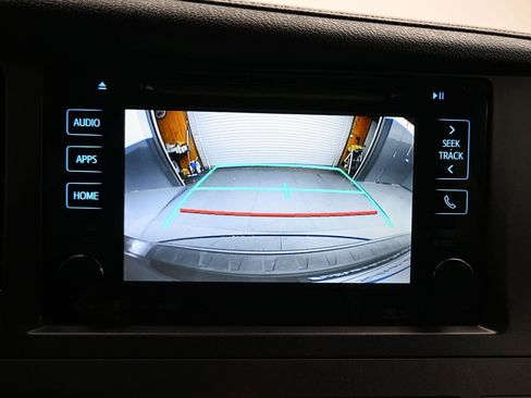 Used 2017 Toyota Sienna SE w/ SE Preferred Package image 19