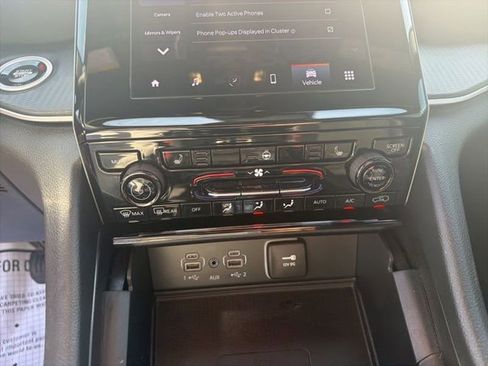 Used 2025 Jeep Grand Cherokee Altitude AWD/4WD image 9
