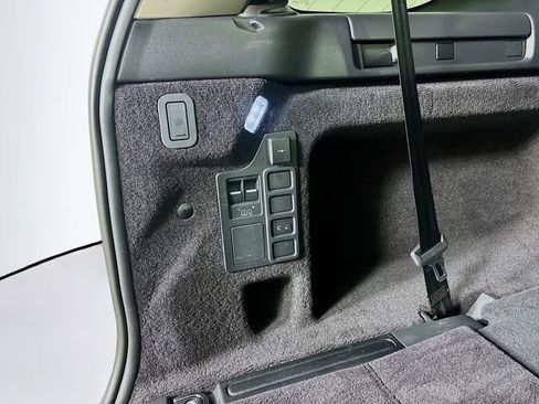 Used 2024 Land Rover Discovery S image 28