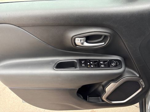 Used 2022 Jeep Renegade Latitude w/ Convenience Group image 12