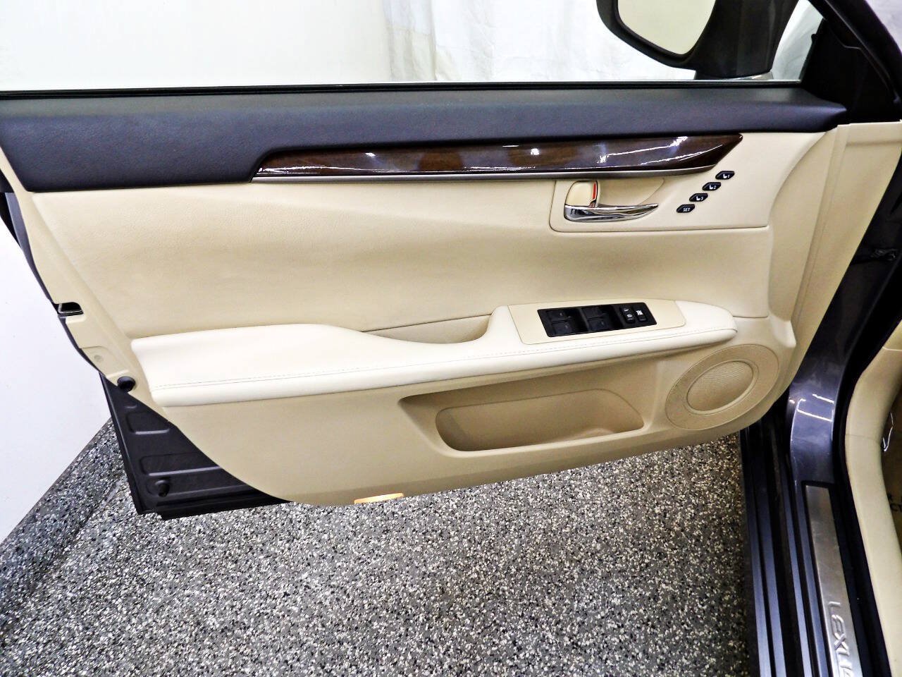 Used 2015 Lexus ES 350 w/ Premium Package FWD image 7