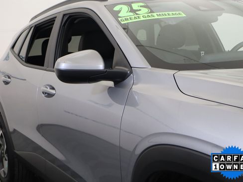 Used 2025 Chevrolet Trax LT image 3