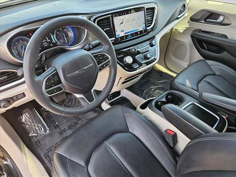 Used 2023 Chrysler Pacifica Touring-L FWD image 12