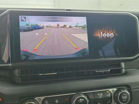 Used 2025 Jeep Gladiator Mojave w/ Convenience Group AWD/4WD image 23