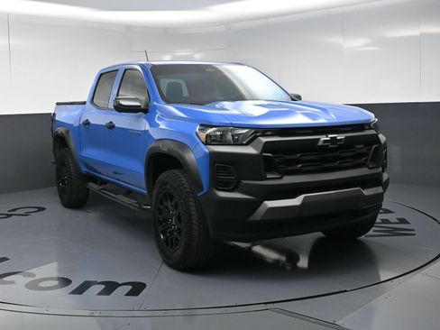 Used 2025 Chevrolet Colorado Trail Boss AWD/4WD image 3