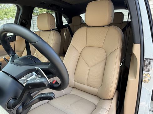 Used 2025 Porsche Macan AWD/4WD image 5