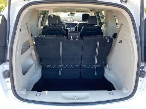 Used 2024 Chrysler Pacifica Touring-L image 21