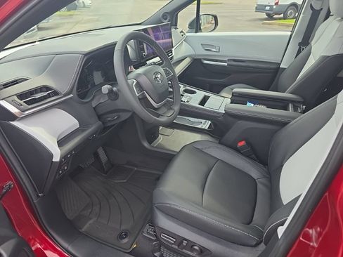Used 2026 Toyota Sienna XSE FWD image 9