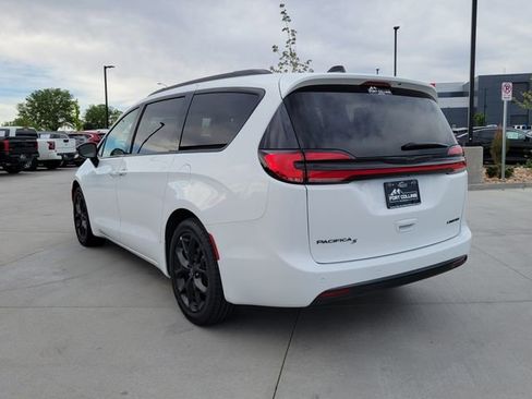 Used 2025 Chrysler Pacifica Limited FWD image 3