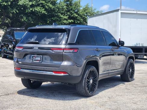Used 2022 Jeep Grand Cherokee Laredo w/ Luxury Tech Group I AWD/4WD image 7
