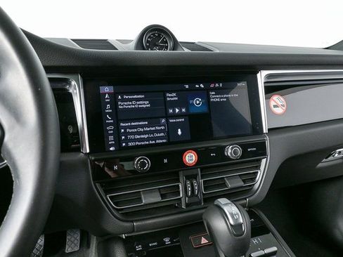 Certified 2025 Porsche Macan image 13