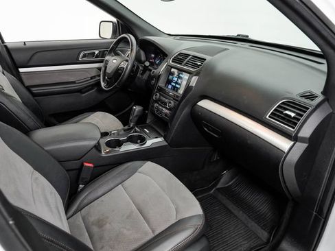 Used 2017 Ford Explorer XLT w/ Equipment Group 202A FWD image 22