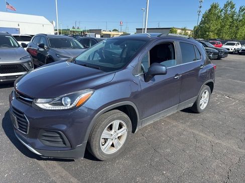 Used 2018 Chevrolet Trax LT w/ Sun & Sound Package FWD image 4