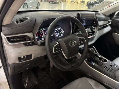 Used 2026 Toyota Highlander XLE AWD/4WD image 15
