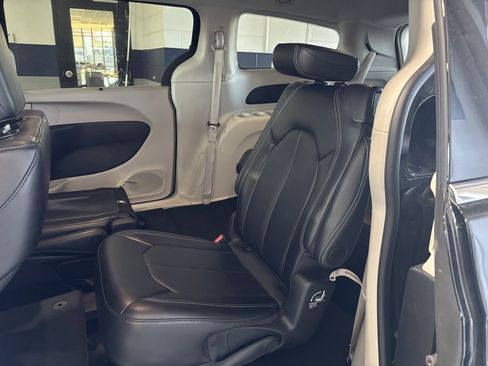 Used 2024 Chrysler Pacifica Touring-L image 16