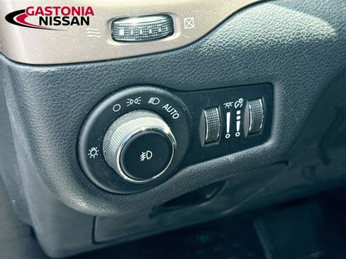 Used 2016 Jeep Cherokee Latitude w/ Cold Weather Group AWD/4WD image 13