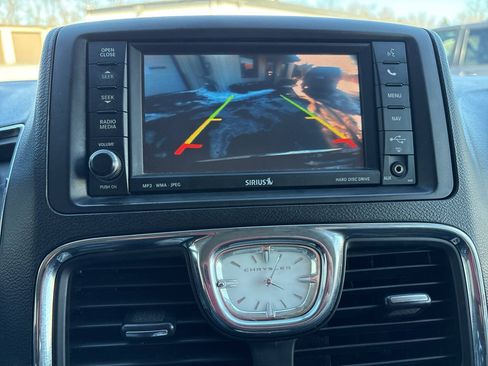 Used 2013 Chrysler Town & Country Touring-L w/ Entertainment Group #2 FWD image 18