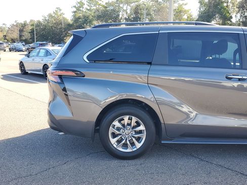 Used 2025 Toyota Sienna XLE image 15
