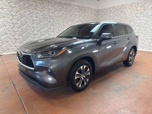 Used 2023 Toyota Highlander XLE FWD image 3