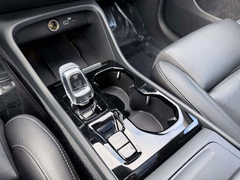 Certified 2025 Volvo XC40 B5 Plus AWD/4WD image 25