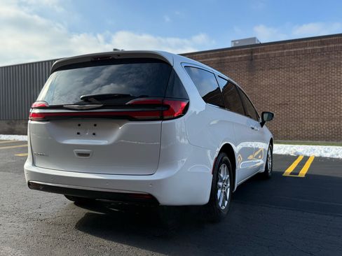 Used 2023 Chrysler Pacifica Touring image 7