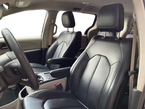 Used 2023 Chrysler Pacifica Touring-L FWD image 27