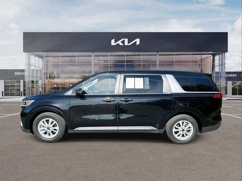 Used 2023 Kia Carnival LX image 5