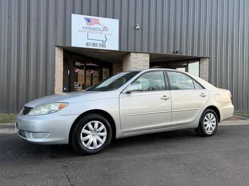 Used 2005 Toyota Camry LE image 2