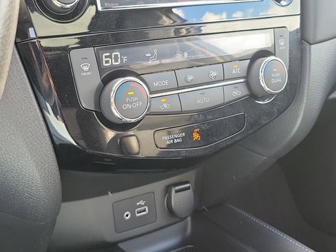 Used 2018 Nissan Rogue SL w/ Premium Package image 29