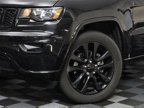 Used 2019 Jeep Grand Cherokee Altitude AWD/4WD image 3