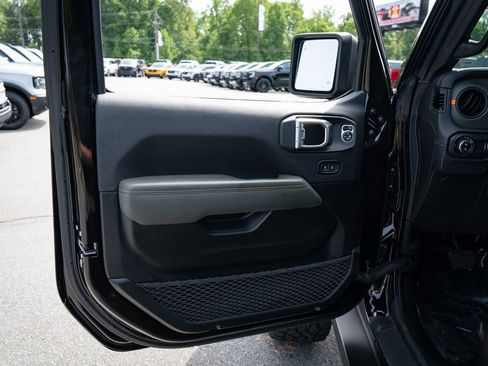 Used 2024 Jeep Gladiator Mojave AWD/4WD image 19