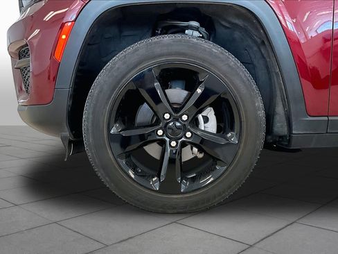Used 2023 Jeep Grand Cherokee Altitude RWD image 10