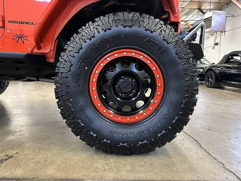 Used 2015 Jeep Wrangler Rubicon w/ Power Convenience Group image 9