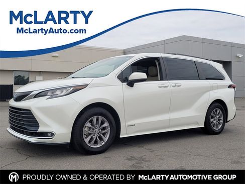 Used 2021 Toyota Sienna XLE image 1