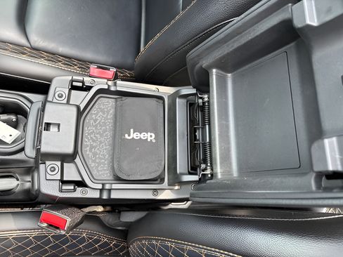 Used 2021 Jeep Wrangler Unlimited Sahara AWD/4WD image 37