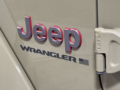 Used 2025 Jeep Wrangler Unlimited Rubicon AWD/4WD image 26
