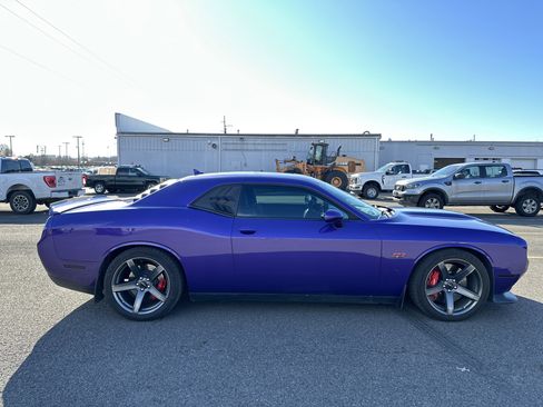 Used 2016 Dodge Challenger SRT w/ Technology Group image 4