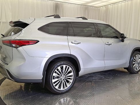 Used 2023 Toyota Highlander Platinum AWD/4WD image 4