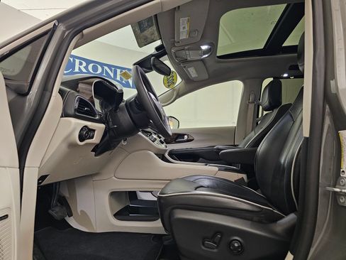 Used 2022 Chrysler Pacifica Limited AWD/4WD image 6