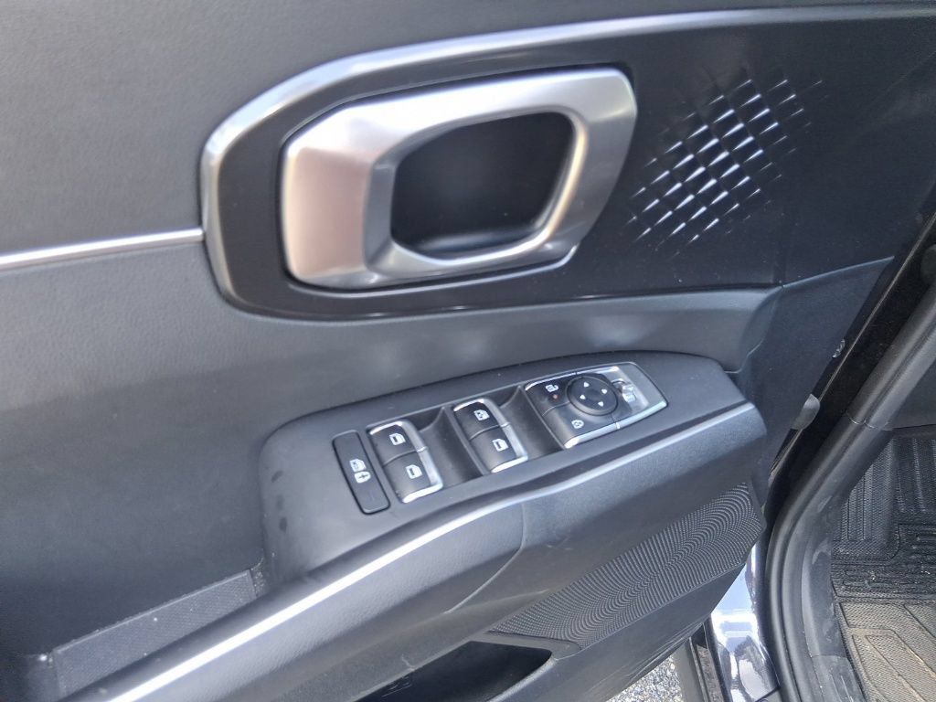 Certified 2025 Kia Sorento S FWD image 10