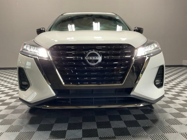Used 2023 Nissan Kicks SR w/ SR Premium Package FWD image 3