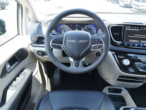 Used 2024 Chrysler Pacifica Touring-L FWD image 13