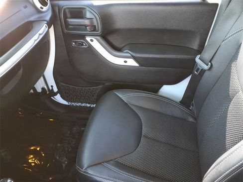 Used 2015 Jeep Wrangler Unlimited Sahara image 23