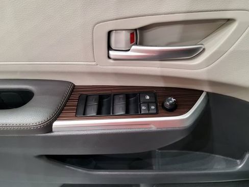 Used 2024 Toyota Sienna XLE FWD image 36