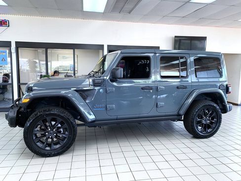 Used 2025 Jeep Wrangler Unlimited Sahara AWD/4WD image 3