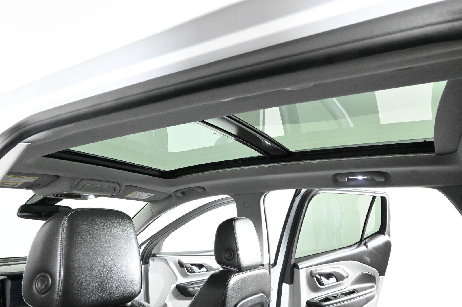 Used 2023 GMC Terrain SLT w/ LPO, Floor Liner Package FWD image 5