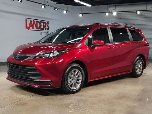 Used 2024 Toyota Sienna LE image 3