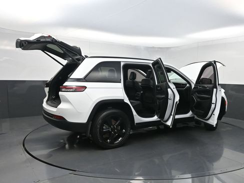 Used 2022 Jeep Grand Cherokee Altitude AWD/4WD image 41