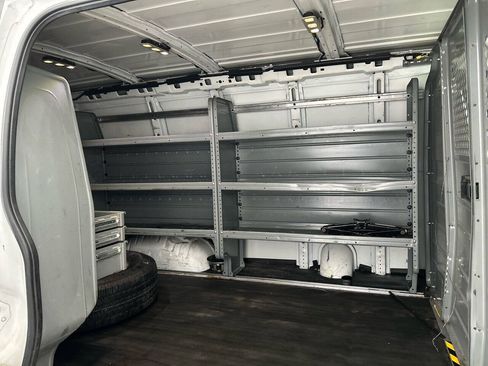 Used 2017 Chevrolet Express 3500 RWD image 10
